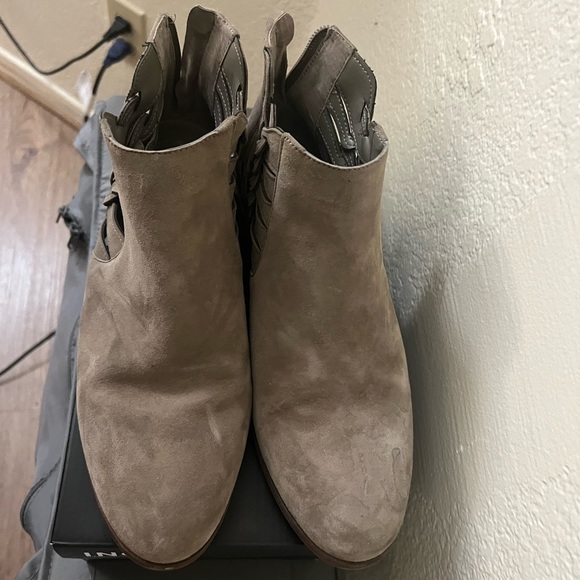 Vince Camuto – Prestetta ~ FOXY TRUE SUEDE - Picture 2 of 6